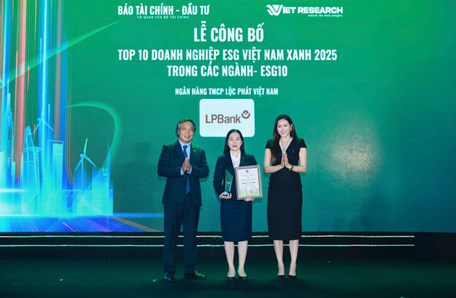 B&agrave; Nguyễn Thị Vui, Th&agrave;nh vi&ecirc;n Ban điều h&agrave;nh (đứng giữa) đại diện LPBank nhận giải Top 10 Ng&acirc;n h&agrave;ng &ndash; ESG Việt Nam xanh 2025 &nbsp;