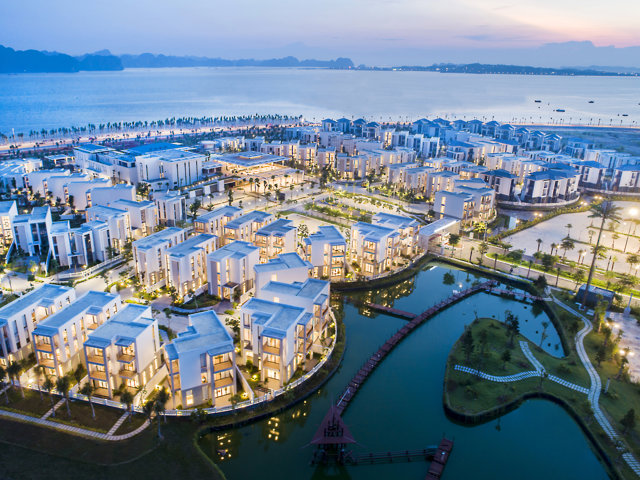 Tọa lạc b&ecirc;n bờ biển B&atilde;i Ch&aacute;y, Oakwood Hạ Long mang đến kh&ocirc;ng gian nghỉ dưỡng thanh lịch, đậm chất ri&ecirc;ng &nbsp;