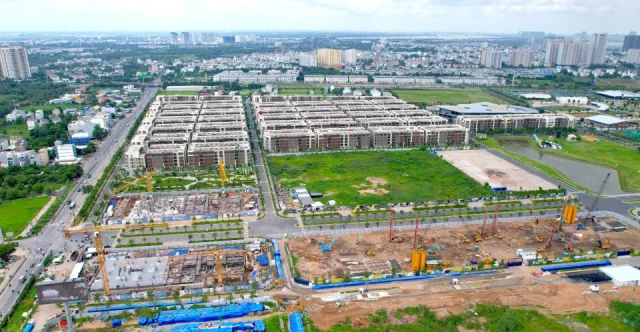 Khu đ&ocirc;ng TP.HCM hiện tập trung nhiều dự &aacute;n bất động sản đang mở b&aacute;n, đang x&acirc;y dựng. Trong ảnh: Nh&agrave; thầu thi c&ocirc;ng c&aacute;c dự &aacute;n nh&agrave; ở cao tầng - Ảnh: NGỌC HIỂN &nbsp;