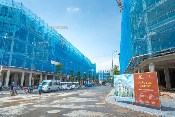 L&agrave; dự &aacute;n nh&agrave; phố h&agrave;ng hiệu hiếm hoi ph&iacute;a T&acirc;y Thủ đ&ocirc; c&oacute; mức gi&aacute; chỉ từ hơn 11 tỷ đồng, Noble Palace Tay Thang Long sở hữu ph&aacute;p l&yacute; sổ đỏ l&acirc;u d&agrave;i c&ugrave;ng tiến độ sắp b&agrave;n giao từ qu&yacute; 3/2025, gi&uacute;p gia chủ c&oacute; thể đưa v&agrave;o khai th&aacute;c kinh doanh ngay khi nhận nh&agrave; &nbsp;