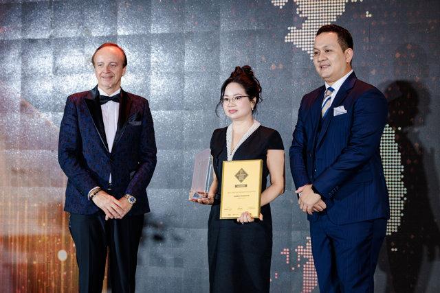 B&agrave; Nguyễn Thị Nga &ndash; Ph&oacute; TGĐ Danko Group nhận giải tại sự kiện &nbsp;