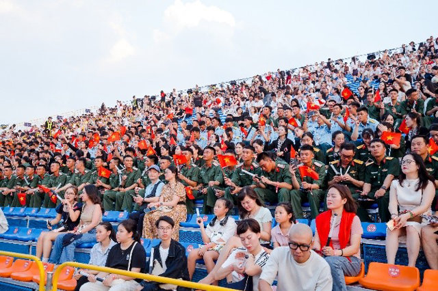 “V-Concert Rạng rỡ Việt Nam”: Khi hơn 2,5 vạn trái tim cùng hòa nhịp tại “thành phố sự kiện” mới của Thủ đô - Ảnh 2