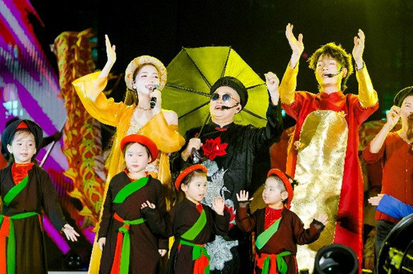 “V-Concert Rạng rỡ Việt Nam”: Khi hơn 2,5 vạn trái tim cùng hòa nhịp tại “thành phố sự kiện” mới của Thủ đô - Ảnh 3