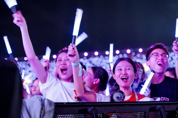 “V-Concert Rạng rỡ Việt Nam”: Khi hơn 2,5 vạn trái tim cùng hòa nhịp tại “thành phố sự kiện” mới của Thủ đô - Ảnh 6