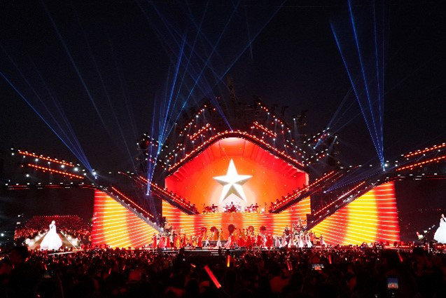 “V-Concert Rạng rỡ Việt Nam”: Khi hơn 2,5 vạn trái tim cùng hòa nhịp tại “thành phố sự kiện” mới của Thủ đô - Ảnh 7