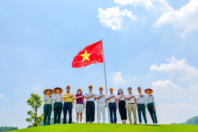 Nhà thiết kế Lê Thanh Hòa sẽ thiết kế đồng phục riêng cho cán bộ, nhân viên Văn Lang Empire T&T Golf Club - Ảnh 1