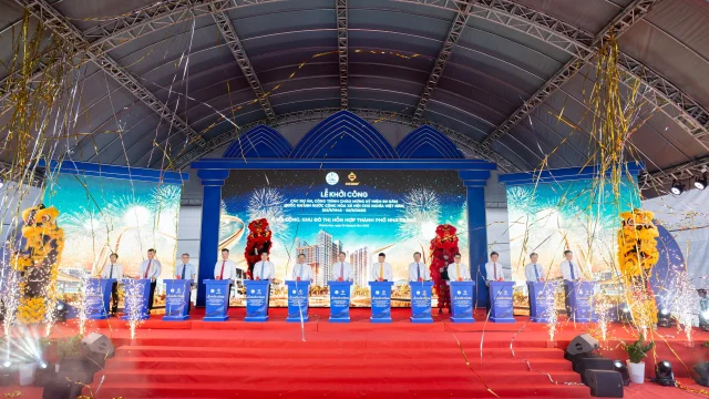 C&aacute;c đại biểu thực hiện nghi thức khởi c&ocirc;ng dự &aacute;n Khu đ&ocirc; thị hỗn hợp Nha Trang &nbsp;