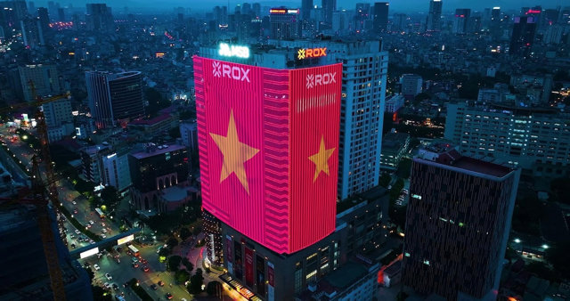 ROX Tower tr&ecirc;n đường Nguyễn Ch&iacute; Thanh nổi bật với m&agrave;n h&igrave;nh LED khổng lồ rực sắc cờ đỏ sao v&agrave;ng, h&ograve;a c&ugrave;ng kh&iacute; thế Thủ đ&ocirc; ch&agrave;o mừng 2/9. &nbsp;