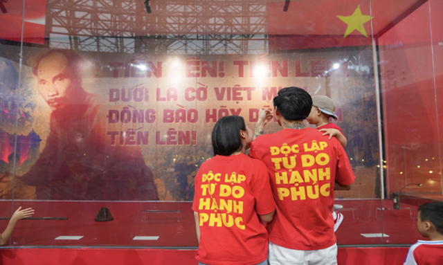 Du khách “nhuộm đỏ” Trung tâm Triển lãm Việt Nam với dresscode yêu nước - Ảnh 10