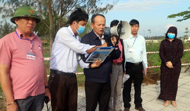 UBND huyện Duy Xuy&ecirc;n tổ chức cưỡng chế, thu hồi đất để giao cho doanh nghiệp thi c&ocirc;ng dự &aacute;n Khu đ&ocirc; thị Nồi Rang. (Ảnh: T.M)