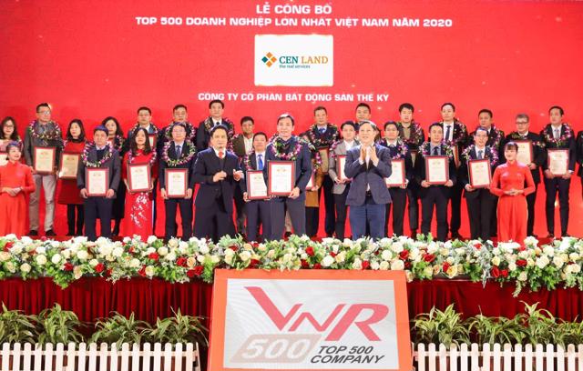 &Ocirc;ng Chu Hữu Chiến &ndash; TGĐ, đại diện Cen Land nhận giải thưởng &ldquo;Top 500 Doanh nghiệp lớn nhất Việt Nam&rdquo; năm 2020.