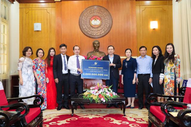 Chủ tịch MTTQ Việt Nam Trần Thanh Mẫn tiếp nhận 2 tỷ đồng tiền ủng hộ của Tập đo&agrave;n Sunshine &nbsp;