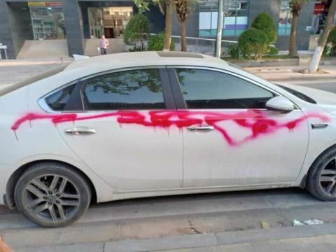 Nhiều ôtô bị xịt sơn khi đỗ trong khu đô thị - Ảnh 1
