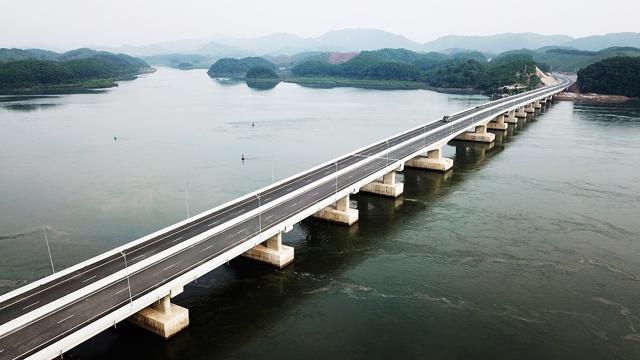 Quảng Ninh l&agrave; một trong những tỉnh đi đầu trong đầu tư hạ tầng, giao th&ocirc;ng.