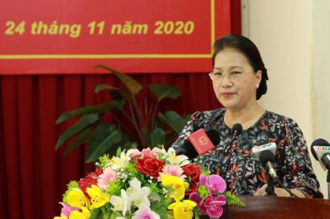 Chủ tịch Quốc hội Nguyễn Thị Kim Ng&acirc;n trả lời &yacute; kiến cử tri. Ảnh: SGGP &nbsp;