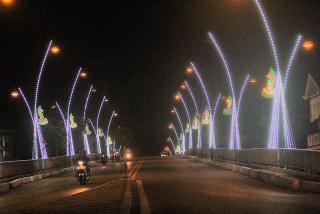 Cầu vượt đường sắt TP. Đ&ocirc;ng H&agrave; nối Quốc lộ 1A với Quốc lộ 9 đi cửa khẩu Lao Bảo, thuộc h&agrave;nh lang kinh tế Đ&ocirc;ng T&acirc;y tỉnh Quảng Trị &nbsp;