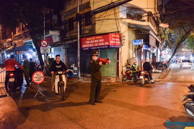 Hà Nội: Người dân bỡ ngỡ với phố đi bộ mở rộng - Ảnh 2