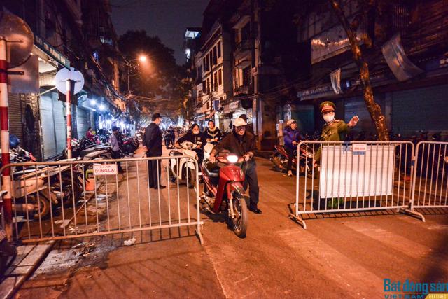 Hà Nội: Người dân bỡ ngỡ với phố đi bộ mở rộng - Ảnh 6