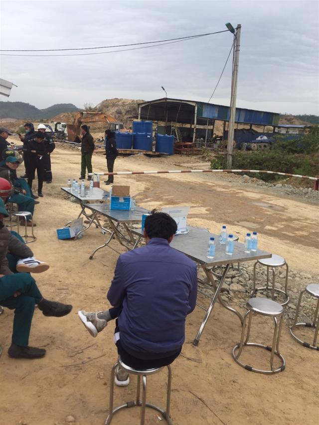 Thanh Hóa: Dân “cố thủ” ở hố chôn thuốc nổ, phản đối dự án hóa chất Đức Giang - Ảnh 3
