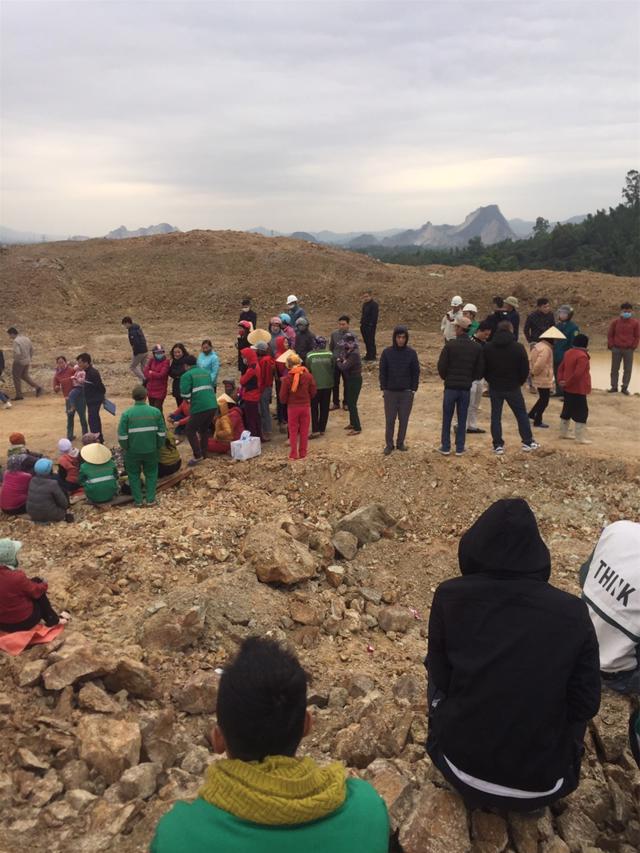 Thanh Hóa: Dân “cố thủ” ở hố chôn thuốc nổ, phản đối dự án hóa chất Đức Giang - Ảnh 5