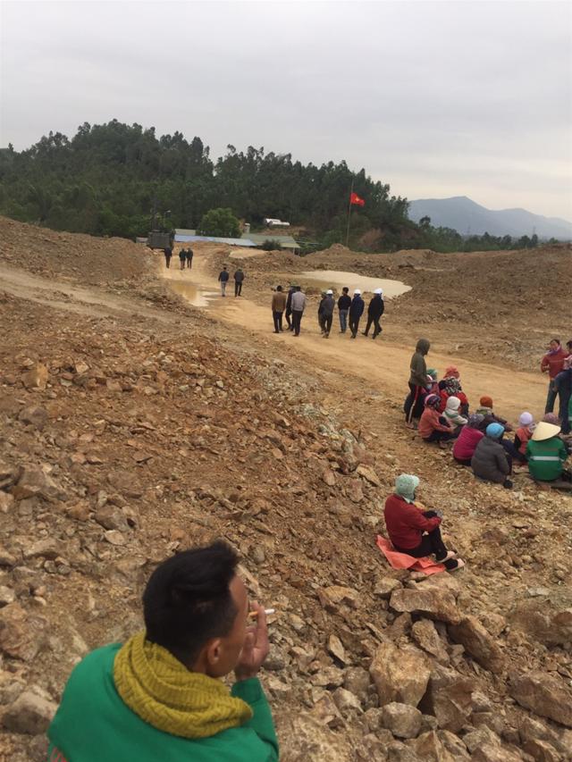 Thanh Hóa: Dân “cố thủ” ở hố chôn thuốc nổ, phản đối dự án hóa chất Đức Giang - Ảnh 6