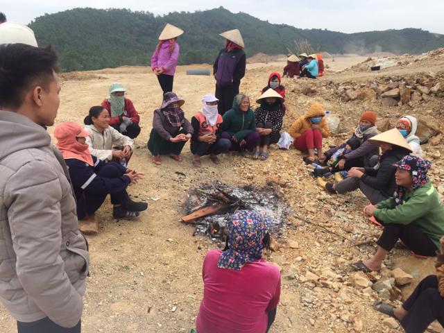 Thanh Hóa: Dân “cố thủ” ở hố chôn thuốc nổ, phản đối dự án hóa chất Đức Giang - Ảnh 9