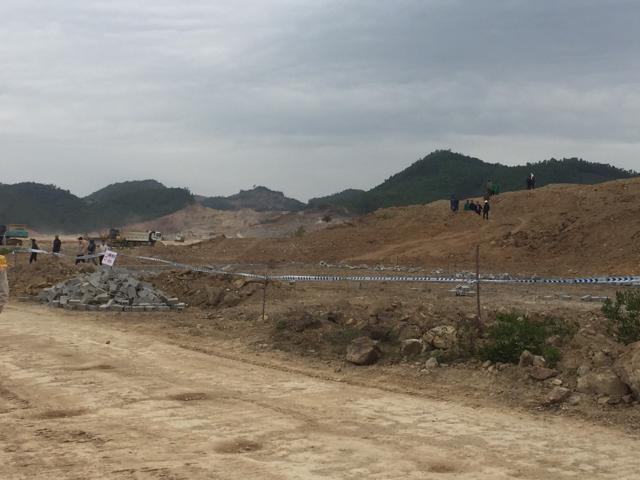 Thanh Hóa: Dân “cố thủ” ở hố chôn thuốc nổ, phản đối dự án hóa chất Đức Giang - Ảnh 10