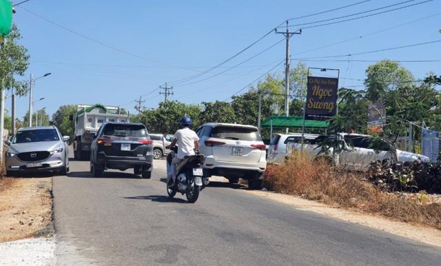 &Ocirc; t&ocirc; nườm nượp đổ về Phan Thiết t&igrave;m hiểu th&ocirc;ng tin, mua b&aacute;n đất đai. &nbsp;