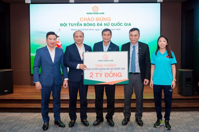 Hưng Thịnh Land trao thưởng 2 tỷ đồng cho đội tuyển bóng đá nữ quốc gia Việt Nam - Ảnh 1