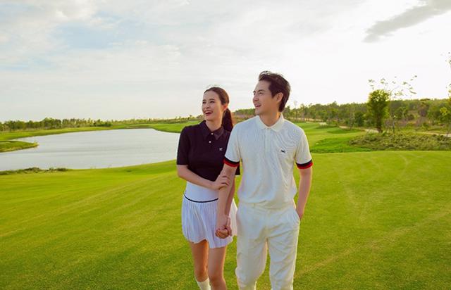 Đ&ocirc;ng Nhi - &Ocirc;ng Cao Thắng chơi golf. &nbsp;