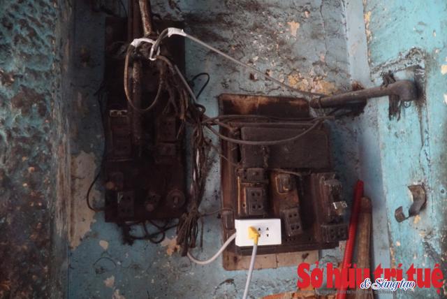Hệ thống điện tại chung cư 440 Trần Hưng Đạo đ&atilde; cũ kỹ, chắp v&aacute; nhưng chưa được thay mới.