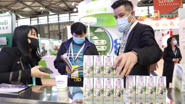 C&aacute;c sản phẩm sữa của Vinamilk được người ti&ecirc;u d&ugrave;ng ch&uacute; &yacute; khi tham gia hội chợ thựcphẩm quốc tế tại Thượng Hải cuối năm 2021. &nbsp;
