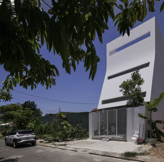 Ấn tượng với ngôi nhà có thiết kế như “dòng chảy” tránh nắng tại Đà Nẵng - Ảnh 1