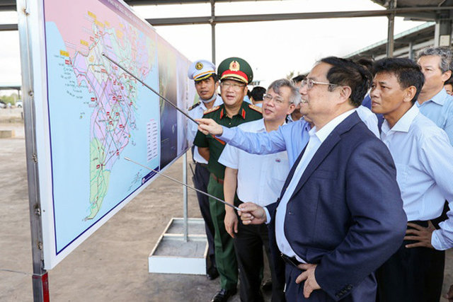 Thủ tướng Phạm Minh Ch&iacute;nh xem bản đồ kết nối giao th&ocirc;ng v&ugrave;ng ĐBSCL (ng&agrave;y 27/4/2022). Ảnh: VGP