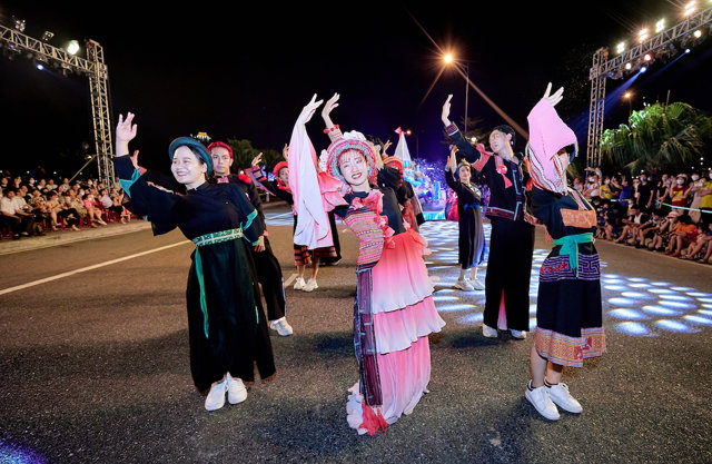 Đà Nẵng ‘bùng nổ’ trong đêm mở màn lễ hội Carnival đường phố Sun Fest - Ảnh 9