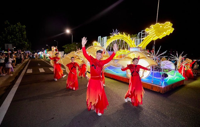 Đà Nẵng ‘bùng nổ’ trong đêm mở màn lễ hội Carnival đường phố Sun Fest - Ảnh 2