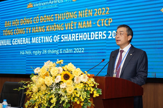 Chủ tịch HĐQT Vietnam Airlines Đặng Ngọc H&ograve;a ph&aacute;t biểu tại đại hội đồng cổ đ&ocirc;ng thường ni&ecirc;n năm 2022.