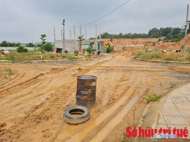 K&iacute; hợp đồng Khu đ&ocirc; thị S&agrave;i G&ograve;n Center cho kh&aacute;ch h&agrave;ng v&agrave;o ở nhưng dự &aacute;n hạ tầng chưa ho&agrave;n thiện, nhếch nh&aacute;c kh&ocirc;ng kh&aacute;c g&igrave; b&atilde;i đất trống. &nbsp; &nbsp;