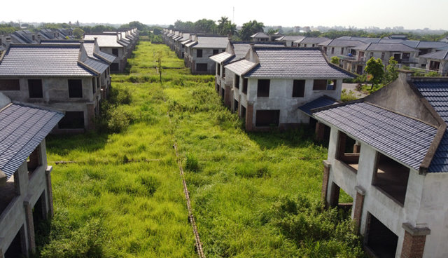 Hàng trăm căn biệt thự bỏ hoang giữa cánh đồng ở Khoái Châu, Hưng Yên - Ảnh 2