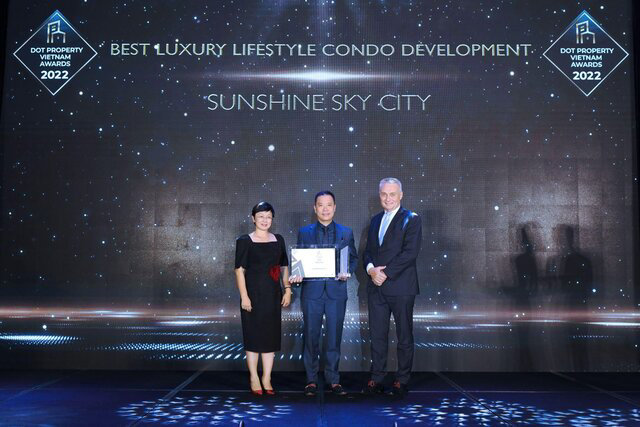 Đại diện Sunshine Sky City nhận giải tại Dot Property Vietnam Awards 2022.