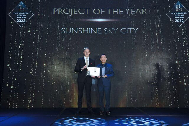 Đại diện Sunshine Sky City nhận giải thưởng Dự &aacute;n của năm do nh&agrave; đầu tư b&igrave;nh chọn.