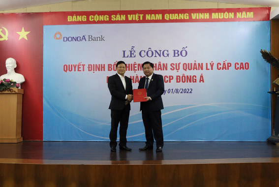 &Ocirc;ng Nguyễn Thanh T&ugrave;ng đ&oacute;n nhận Quyết định của Thống đốc NHNN. (Nguồn ảnh: NHNN)