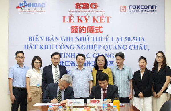 Công ty CP KCN Sài Gòn - Bắc Giang ký hợp đồng cho Foxconn thuê hơn 50ha đất tại Bắc Giang.
