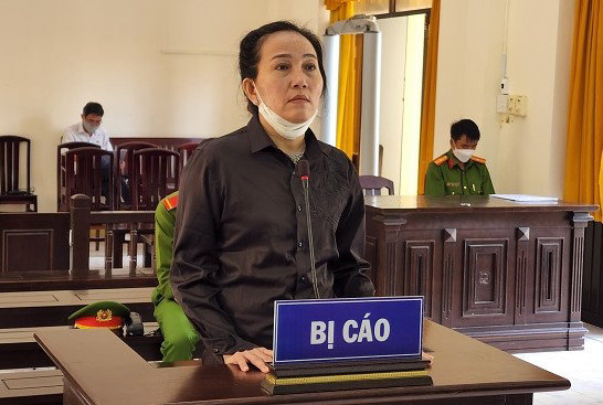 Kiên Giang: Làm giấy tờ đất giả lừa chiếm đoạt hơn 4 tỷ đồng, người phụ nữ lãnh án 18 năm tù - Ảnh 1