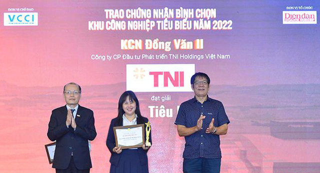 Đại diện TNI Holdings Việt Nam vinh dự nhận giải thưởng &ldquo;Khu c&ocirc;ng nghiệp ti&ecirc;u biểu 2022&rdquo;