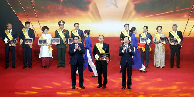 Doanh nhân Lý Ngọc Minh: Nửa thế kỷ gắn bó với nghề gốm sứ và danh hiệu cao quí Top 10 doanh nhân Việt Nam tiêu biểu 2022 - Ảnh 1