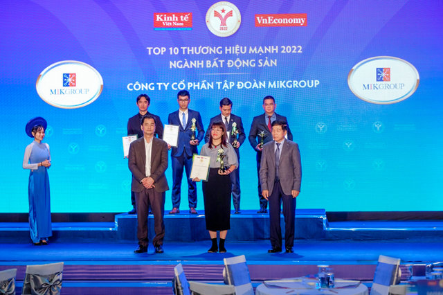 Đại diện MIKGroup nhận giải thưởng tại Lễ c&ocirc;ng bố v&agrave; vinh danh Thương hiệu Mạnh Việt Nam 2022 &nbsp;