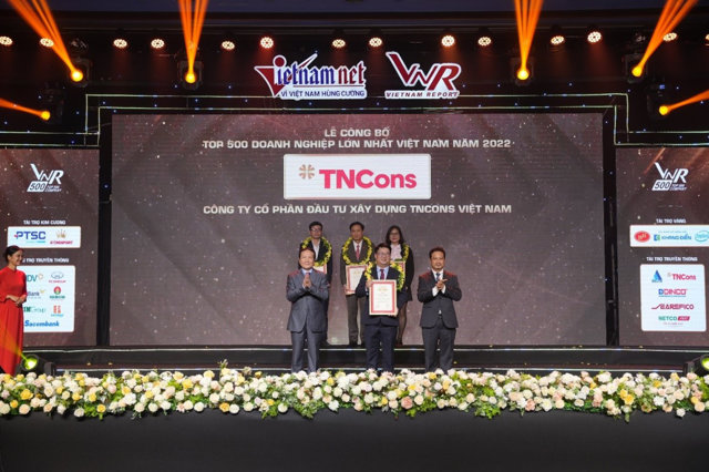 Đại diện TNCons Vietnam nhận bằng chứng nhận từ Ban tổ chức. &nbsp;