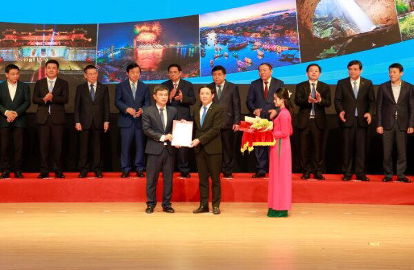 Chủ tịch UBND tỉnh Bình Định Phạm Anh Tuấn trao giấy chứng nhận đầu tư cho nhà đầu tư tại Hội nghị triển khai Chương trình hành động của Chính phủ thực hiện Nghị quyết số 26-NQ/TW, diễn ra tại Bình Định, ngày 5/2.