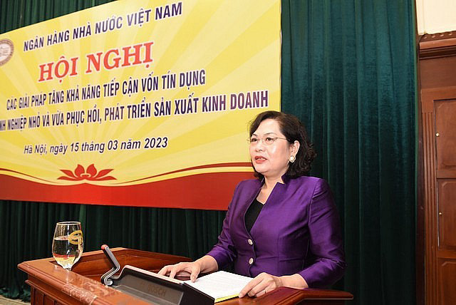 Thống đốc NHNN Nguyễn Thị Hồng chia sẻ với những kh&oacute; khăn của DNNVV - Ảnh: VGP/HT